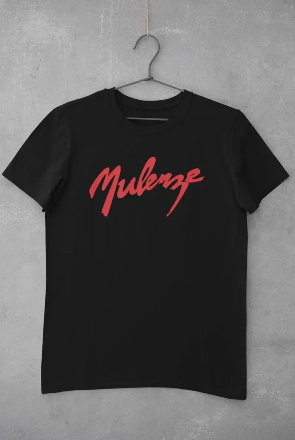 camiseta mulenze negra letra roja